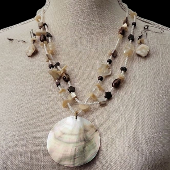 Elegant Shell Pendant Necklace And Earing Set - Picture 1 of 3